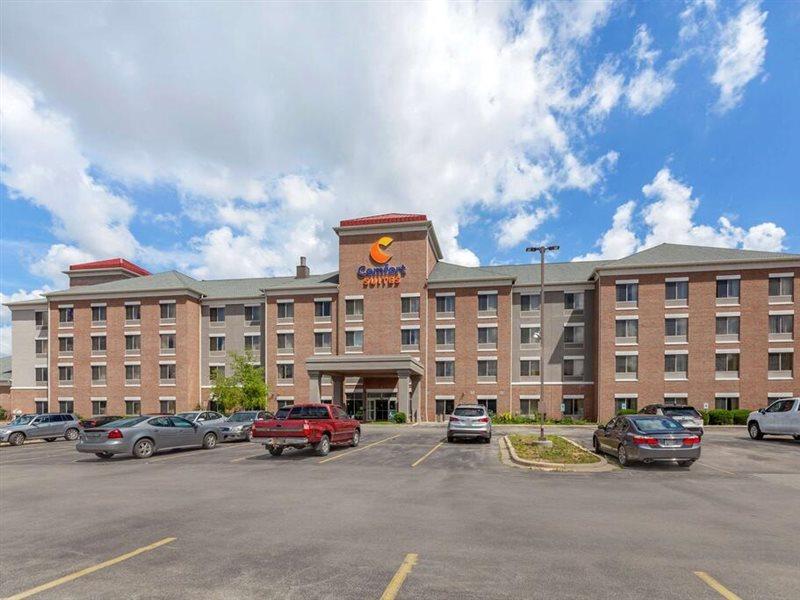 Holiday Inn Express & Suites Milwaukee Nw - Park Place, An Ihg Hotel Exterior photo