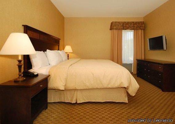Holiday Inn Express & Suites Milwaukee Nw - Park Place, An Ihg Hotel Room photo